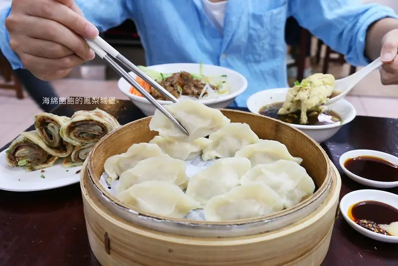 東區平價小吃『頂好紫琳蒸餃館』頂好名店城美食，必吃蒸餃、炸醬麵、牛肉捲餅，菜單價位(捷運忠孝敦化站)