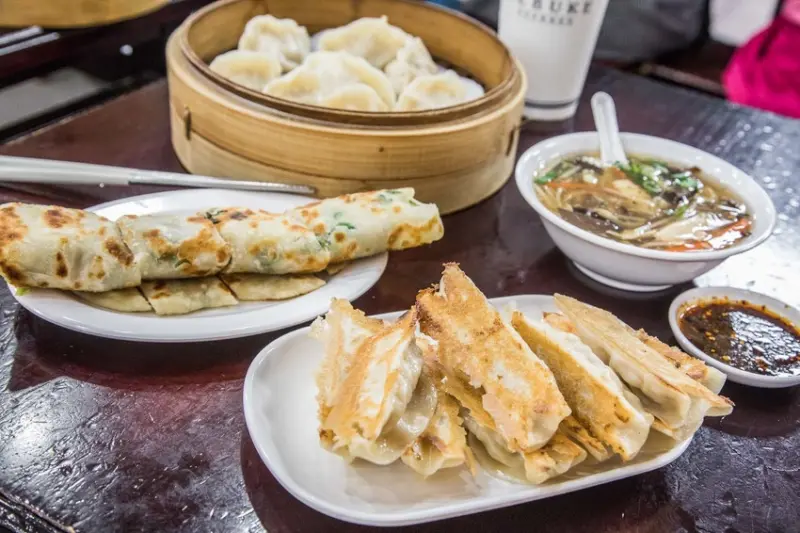 [台北大安]台北東區美食，無時無刻都人氣爆棚，東區老字號平價小吃！頂好紫琳蒸餃館 - 大手牽小手。玩樂趣