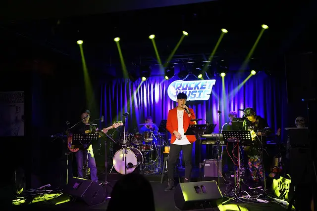 [食記] Rocket Music 音樂火箭餐廳。Live Band現場演唱、時尚餐酒館。適合浪漫求婚、生日聚餐、春酒尾牙包場!
