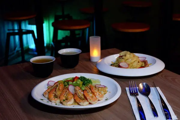 【食記】台北・忠孝新生｜音樂火箭餐廳 Rocket Music・今晚一起享受有美食、美酒的音樂夜！中山區松江路音樂餐廳・含完整菜單｜忠孝新生音樂餐廳