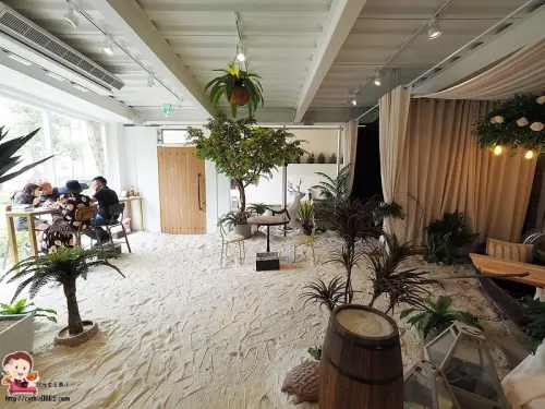 全台首創超美的咖啡廳，把沙灘搬進咖啡廳裡面，玩彈珠台還可以送啤酒，IG超人氣打卡點