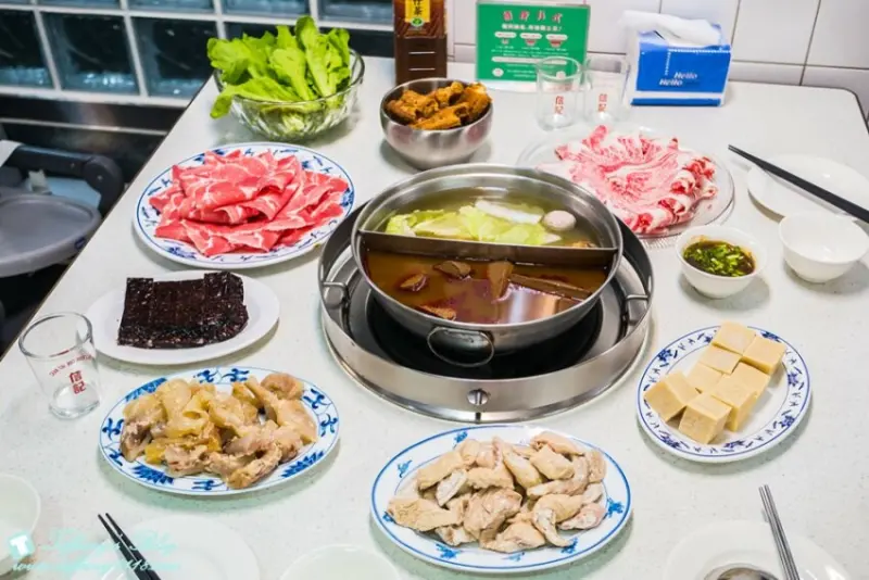 [台北火鍋]詹記麻辣火鍋(敦南店)/超好吃麻辣鴨血沒吃到會流淚(附24h線上訂位資訊及詳細菜單)/復古裝潢電梯穿越