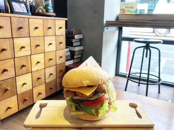 台中西屯區 · 早午餐 | 布拉格林蔬食料理 | 完全吃不出來是素食的漢堡～吃葷吃素都適合！樓上房客點餐還有機器人送餐到房間