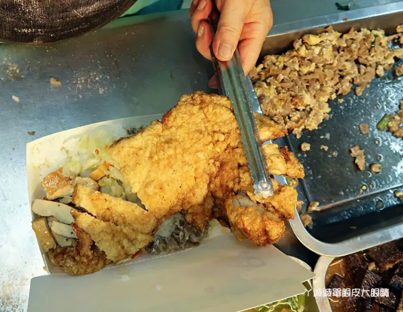 滿到蓋不起來的炸雞排便當！巧媽咪美味小吃 - ㄚ綾綾單眼皮大眼睛