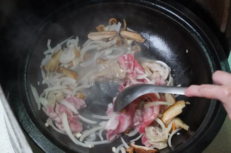 台南北區美食 真味石頭火鍋｜隱藏在小北夜市裡的高CP值石頭火鍋，新鮮食材 清爽高湯 用心看得見！ · 算命的說我很愛吃