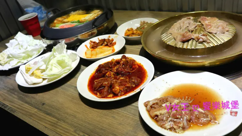 【台北西門町美食】捷運西門站 阿豬嘻烤肉村 ~ $398 韓式銅盤烤肉+火鍋吃到飽 一價二吃CP值超高，不管是小資女聚餐、學生族群聚會，都是很棒的韓式吃到飽選擇。。