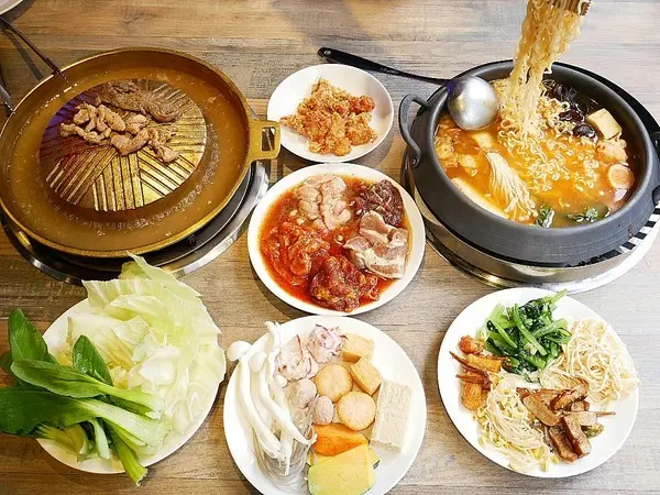 阿豬嘻烤肉村-台北西門町韓式吃到飽  菜色種類多  肉品、熟食都不少  兩個人以上還有一份韓式泡菜鍋  多人聚餐超適合              