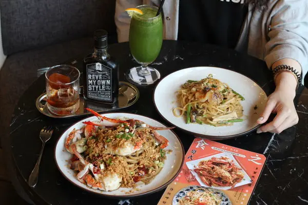 台中美食｜黑浮咖啡崇德店-嚴選台粵經典食材入菜，超人氣美食咖啡館