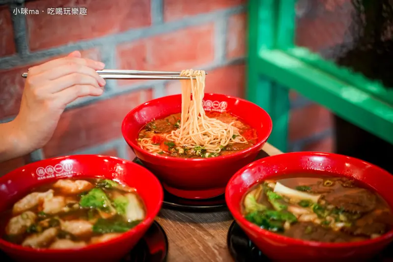 南南一村 台灣牛肉麵-台北信陽店 ▏超Q眷村風裝潢賣著台灣牛肉麵 傳承外省老師傅的好味道。10種小菜道道涮嘴。台北車站美食