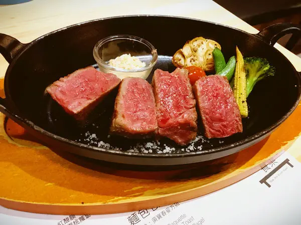 ||吃。花蓮|| 肉肉餐桌 超美味牛排還有丼飯喔～