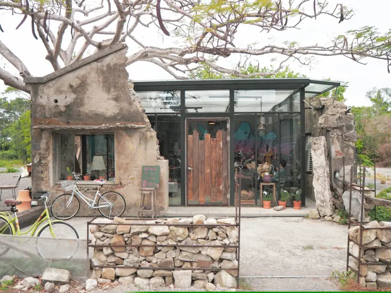 恆春景點 ▎樹夏飲事│屏東恆春景點美食，秘境般的玻璃屋(附菜單)。[大花說]