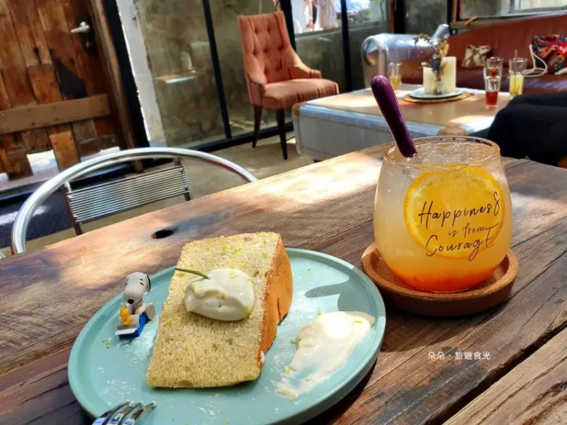 『美食@屏東』IG打卡熱點、殘破石屋中的玻璃屋、鳳凰樹下的咖啡店-樹夏飲事