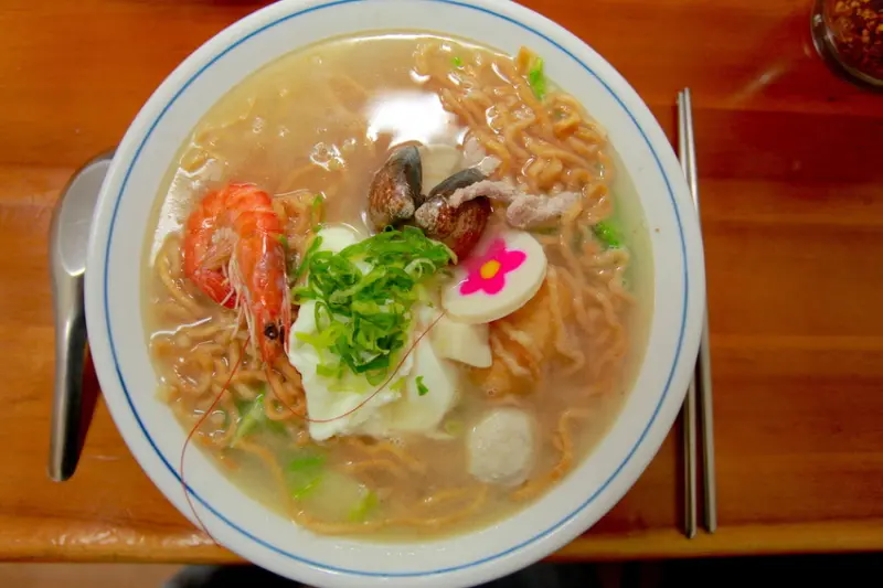 吃。高雄|苓雅區。專賣鍋燒麵，整體口感值得推薦「阿閔鍋燒麵」。