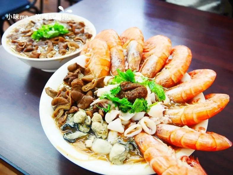桃園美食 ▏台中楊大腸蚵仔蝦仁麵線-桃園中正店。天使紅蝦舖滿滿 海味爆棚又浮誇的痛風麵線。隱藏版龍蝦麵線不預約吃不到。桃園小吃