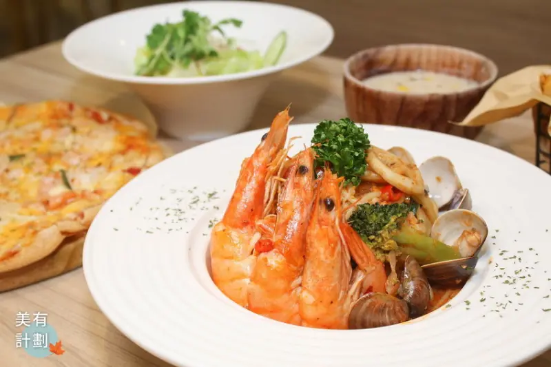 美有計劃 夾餡舒芙蕾鬆餅有特色，海鮮控必吃澎湃海鮮義大利麵