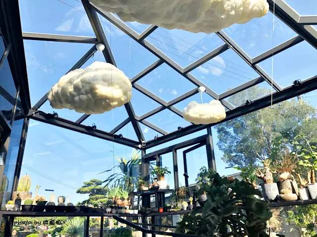 【彰化 田尾】酉 Succulent & Artwork☁☁☁捌程景觀設計內，唯美玻璃屋搭配沙漠造景，超多萌翻天的多肉植物還有雲朵造景，超好拍的小景點，園內販售咖啡，來個悠閒午後約會吧😉
