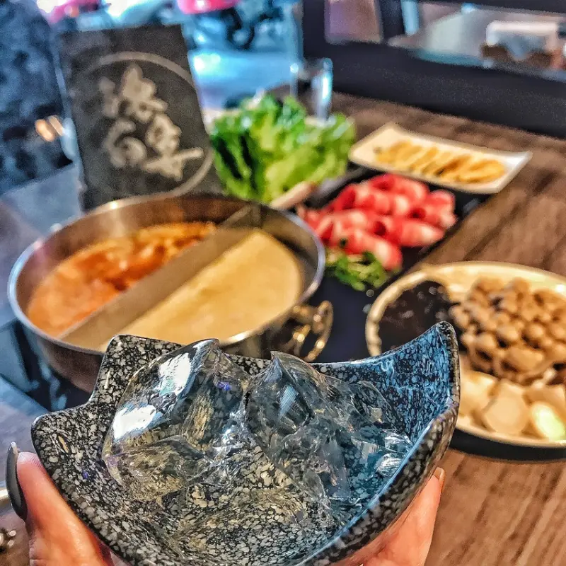 洛白宴 膠原蛋白火鍋專賣店 粵式豬肚雞煲湯 白胡椒提味 由老母雞熬製的濃郁精華湯頭 天母美食