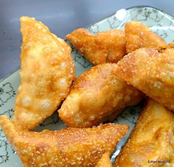 (捷運板南線台北車站周邊美食) 二訪「SGP 新加坡美食魚頭米粉手工麵」 --- 炸得金黃香酥「 新加坡鍋貼」與正宗「炸魚頭米粉」，平價又美味 !