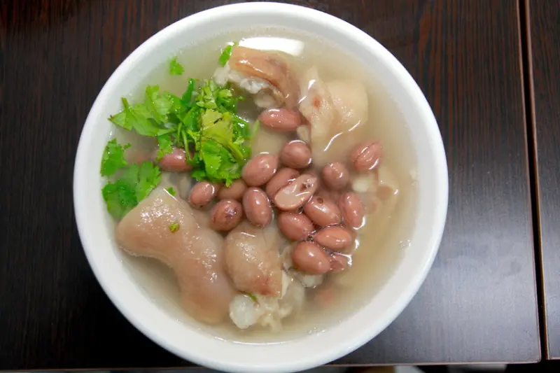 吃。台南|東區。剛開幕不久，令人回味無窮的土豆豬腳湯「富農土豆豬腳」。