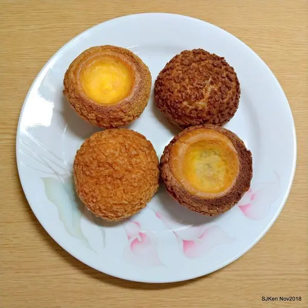 (台北捷運板南線南港站周邊美食)「Beard Papas 日式泡芙工房」南港店--- 日本超人氣美味泡芙，開幕優惠買三送一，巧克力與香草香氣四溢! 