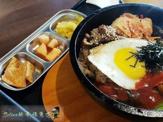 高雄•三多商圈林森路上-平價多種韓式料理-韓石•食堂【林森店】好吃的石鍋拌飯