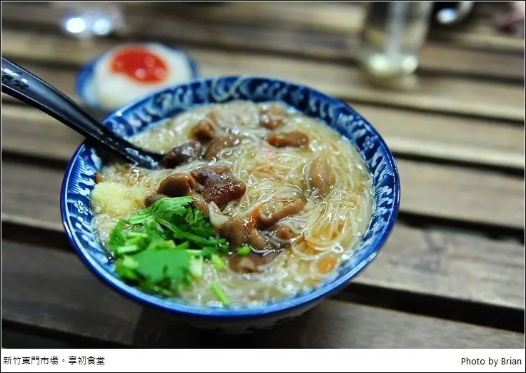 新竹東門市場享初食堂。老市場活化好吃大腸麵線