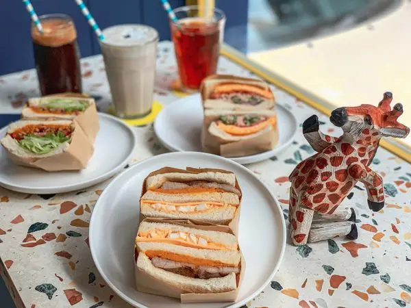 【台北x華山】逛街腳累來坐坐，GinGin Coffee顏色鮮艷柔和的不限時咖啡廳