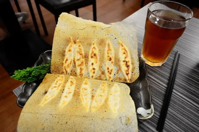 員林美食_HaRu日式手作焼餃子屋│超好喝的大骨湯！冰花層層推疊的餃子單吃非常甜~ - 愛伊特candy的分享樂園