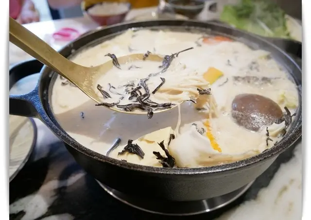 好文青「大好冷藏熟成肉火鍋專門」特別的奶茶火鍋，好吃到想加珍珠 ♡