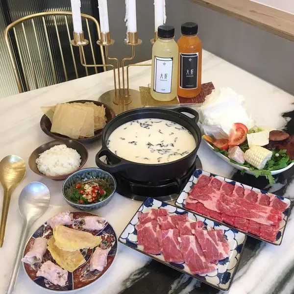食記 嘉義美食 / 餐廳 大好冷藏熟成肉火鍋專門 無敵奶茶鍋底 大理石質感裝潢 食材用心不馬虎  ♡愛亂吃女孩日記♡