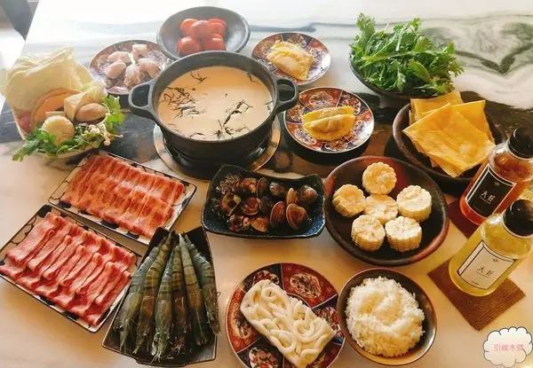[嘉義食記]大好冷藏熟成肉火鍋專門│奶茶鍋物煨煮濃，涮刷瑰麗熟成肉，藝廊天地悄祕藏
