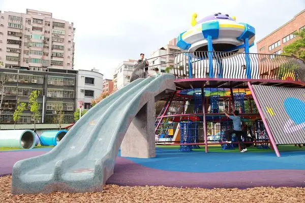 【玩】新北樹林--銀河系星球概念主題公園-樹林東昇公園，沙坑/木屑坑/山形/球形/攀爬架/水管隧道/360度鞦韆，好玩極了！