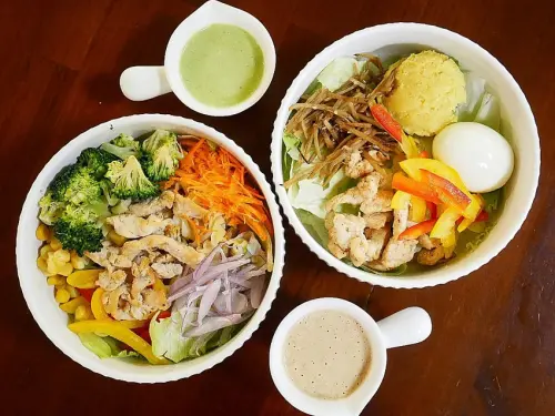 青菜啦啦-台南沙拉  與書局合併一起的複合式簡餐  享用輕盈沙拉的同時啜幾口咖啡  順便與書香為伍              