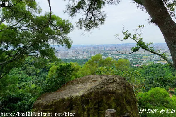 【台中。北屯】傳說中的飛來石。風動石步道。風動巨石景觀