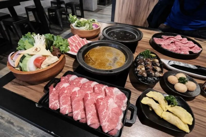 虎澤拾鍋 嘉義晚上才開的火鍋店，菜盤新鮮豐盛，宵夜想吃火鍋來這裡！