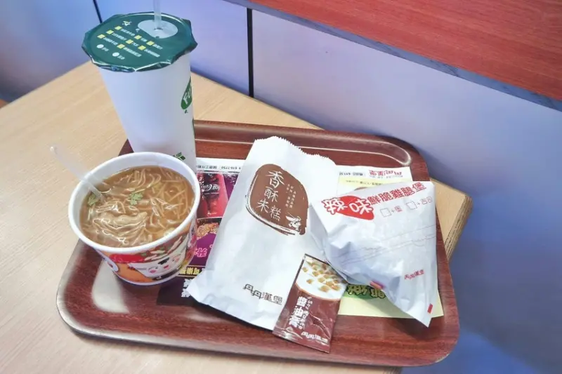 【高雄美食】丹丹漢堡橋頭店，南霸天台式混搭速食早餐店