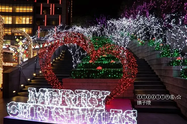 2019統一時代百貨聖誕樹，彷彿置身美國拉斯維加斯，一起來體驗五光十色的異國風情～
