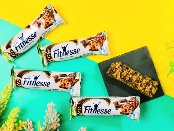 【超商美食￭7-11】雀巢纖怡巧克力穀物棒 x 熱量只有88大卡的巧克力棒！低卡低脂肪，高纖、高鐵還高鈣，補充能量來一根，飽足解饞都可以║ 低卡零食、穀物棒推薦