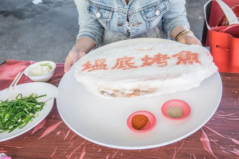 [宜蘭礁溪]天下沒有白吃的午餐，自己的烤魚自己敲！？敲敲打打超美味鹽味烤魚！塭底烤魚-礁溪店 - 大手牽小手。玩樂趣