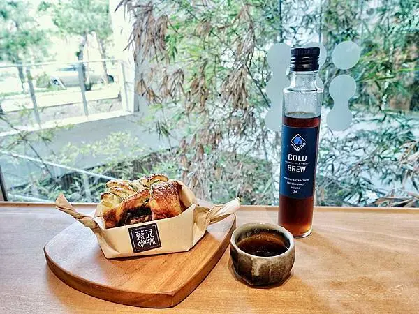 [新竹竹北] 藍豆咖啡 BlueBeans Coffee，日式寬敞質感咖啡廳 cafe 菜單 wifi 不限時