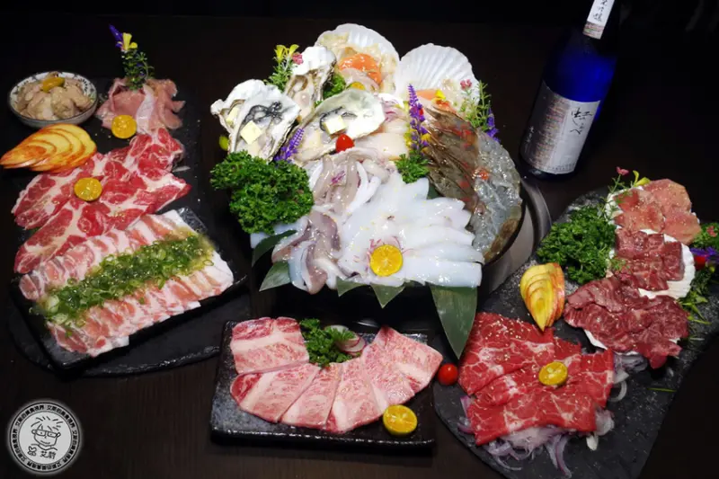 逛完新北耶誕城就來去府中站CP值高、宵夜No.1的日式居酒屋兼燒肉店聚餐小酌一杯吧！新野町燒肉居酒屋