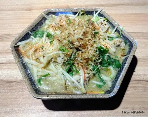 (新竹東門市場美食)「八鷹料亭」---  用料豐盛調味十足的「塔香炒烏龍」與焦香清爽的「甜不辣烤肉串」。