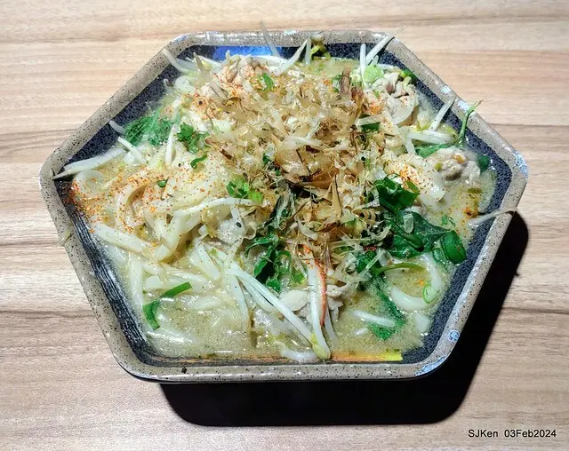 (新竹東門市場美食)「八鷹料亭」---  用料豐盛調味十足的「塔香炒烏龍」與焦香清爽的「甜不辣烤肉串」。