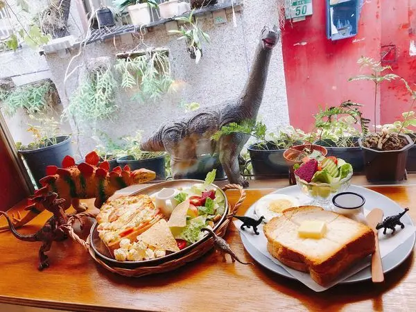 【食紀】侏儸紀再現ʕ◉ᴥ◉ʔ台南特色早午餐龍百貨🦖🦕🐊恐龍陪你吃飯飯（內含影片／菜單）