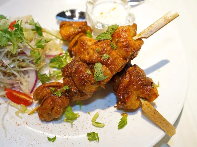 [食記] 永和 拉哩餐廳Lali。拉麵、咖哩、音樂Bar。現場專業歌手駐唱、多樣化異國料理--西班牙蒜味蝦、北印香料雞肉串超推薦!
