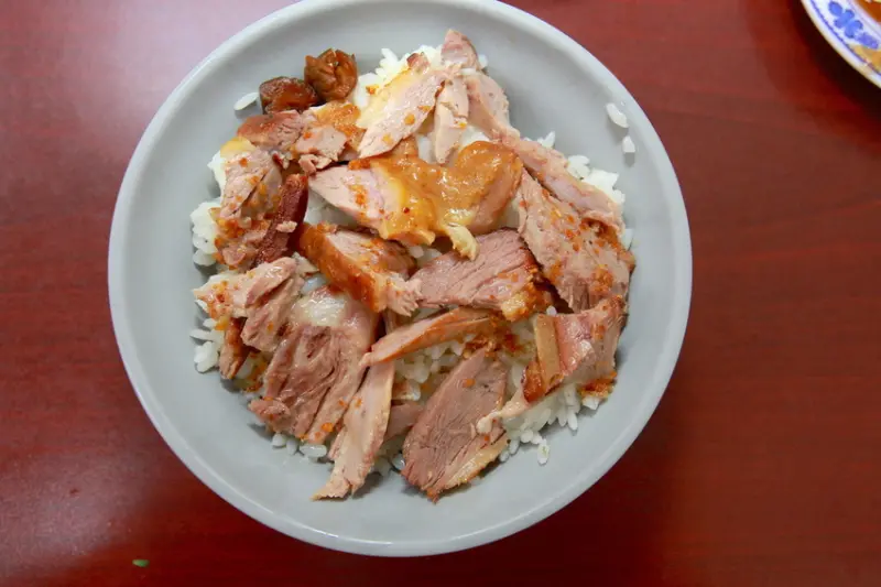 吃。台南|南區。傳承三十年的老店的美味，餐點美味定價超值「蔡家鴨肉文南店」。