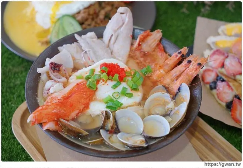 滿滿海鮮看不到底下麵條，澎湃份量一碗居然只要百元，每日限量30份！！