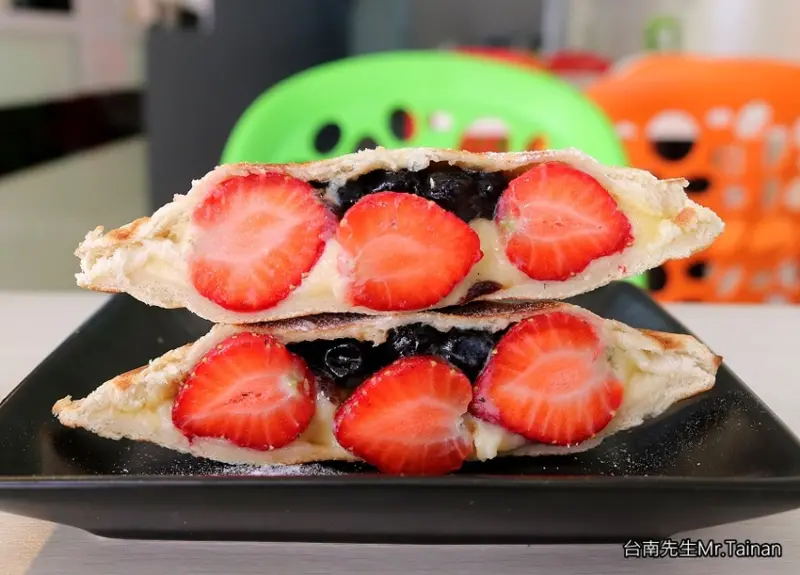 台南熱壓吐司／草莓季限定商品／選用苗栗大湖草莓／每日限量售完為止／全台最多口味的熱壓吐司專賣店   