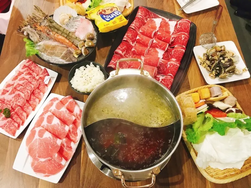 【美食】瀧厚鍋物|享受平價優質厚切肉片的美味，霸王牛肉、和牛大口吃肉超滿足~大人氣蛤蠣爆爆鍋大小朋友都愛!還有網美必拍美美花牆呦~