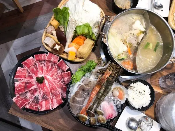 台中北屯區 · 火鍋｜瀧厚鍋物-東山店｜北屯區新開幕的火鍋店～主打厚切高級肉！還有好多新鮮肥美蛤蠣當鍋底～